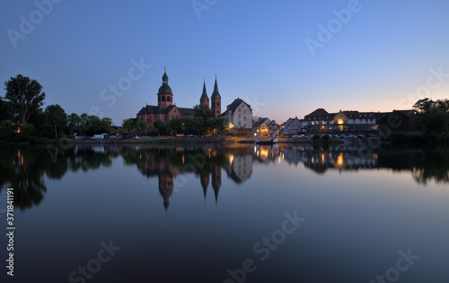 Spiegelung der Basilika von Seligenstadt im Main