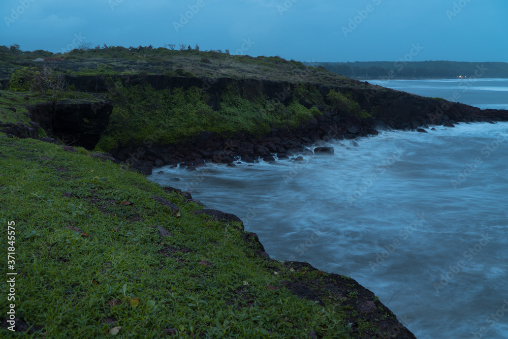 Obraz premium Rough seas at dusk