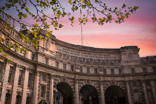 Obraz na płótnie A view of the Admiralty Arch at dusk in central London, UK. w salonie