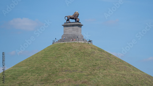 Photo Lion's Mound (de leeuw van waterloo in dutch) on a hill