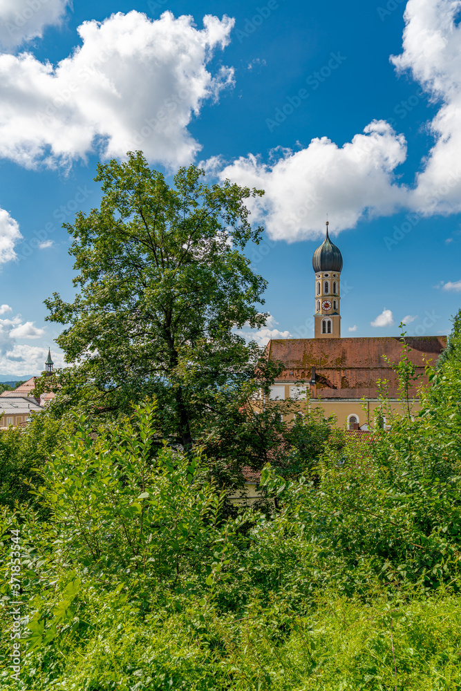 Blick auf die St. Andreas-Kirche in Wolfratshausen