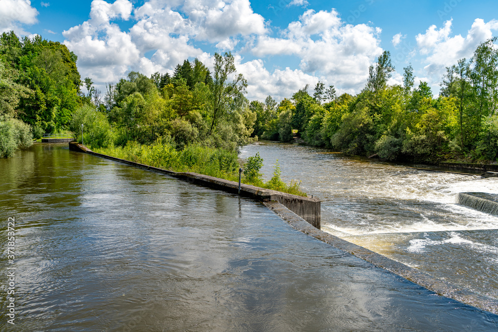 Loisach mit Kanal am Kastenmühlenwehr in Wolfratshausen