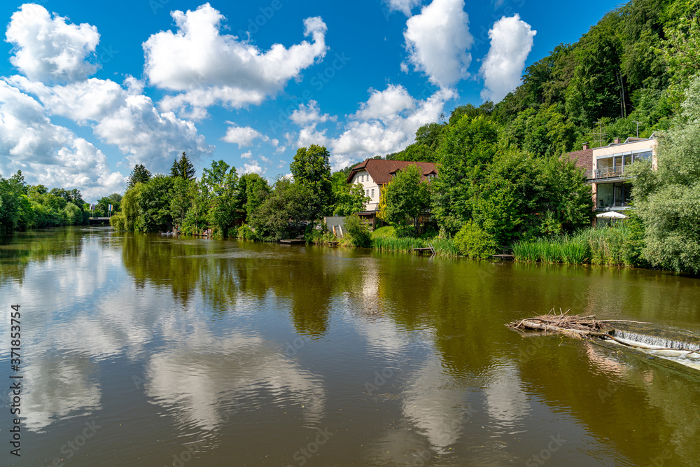 Fototapeta premium Wohnen am Loisachufer in Wolfratshausen