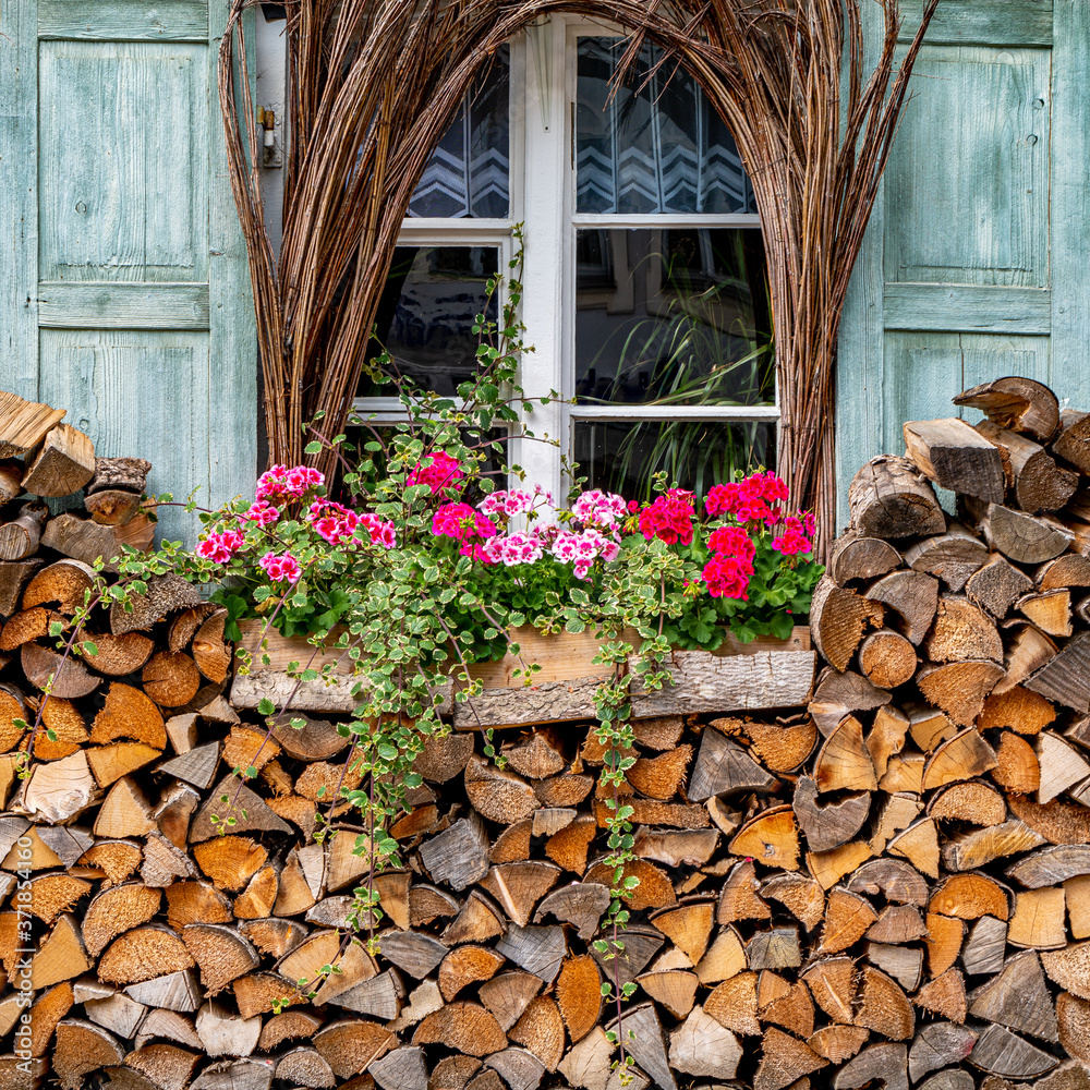 Obraz premium Idyllische Vintage-Dekoration an einem Fenster