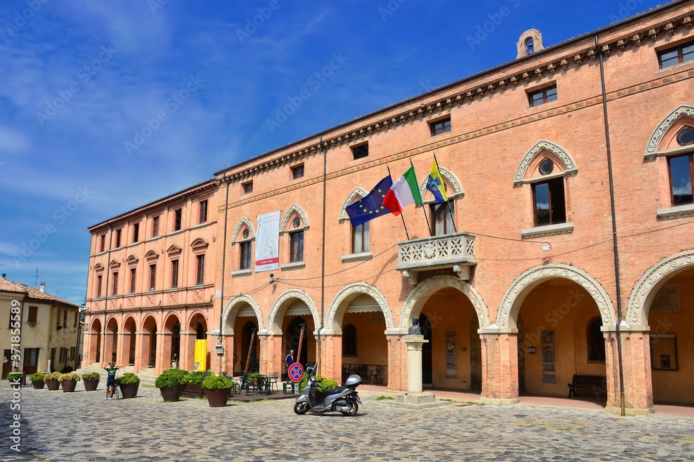 Verucchio,Rimini,Emilia-Romagna,Italia.
La piazza principale e il municipio del borgo di Verucchio.