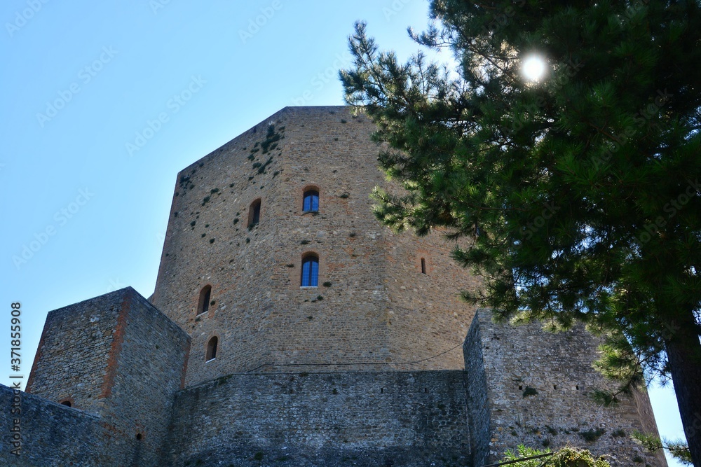 Uno scorcio dell'imponente Rocca Malatestiana di Montefiore Conca (Rimini,Emilia-Romagna), uno dei borghi più belli d'Italia.