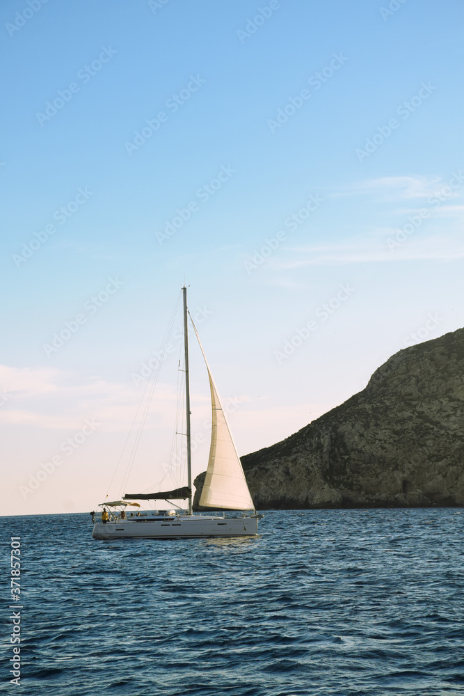 Obraz premium Sailing ship sailing across the ocean