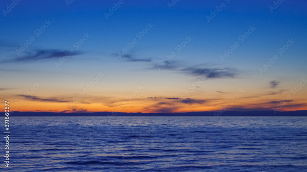 Naklejka premium Beautiful sunset on the sandy beach