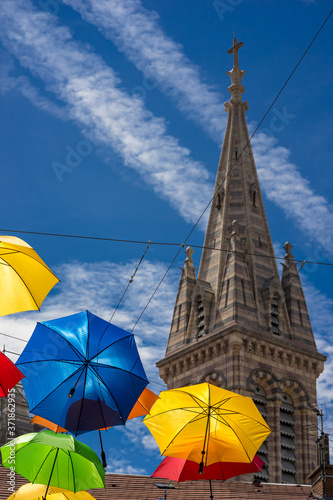 Fototapeta Naklejka Na Ścianę i Meble -  parapluies en été dans les rues