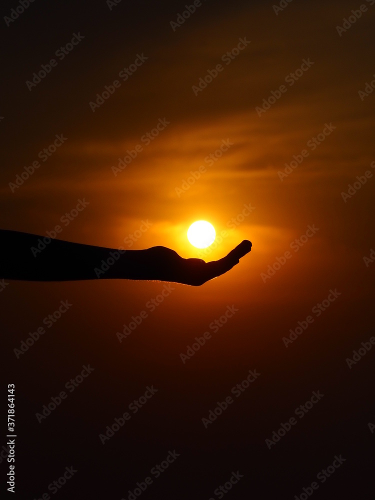 Dłoń trzymająca Słońce - obrazy, fototapety, plakaty 