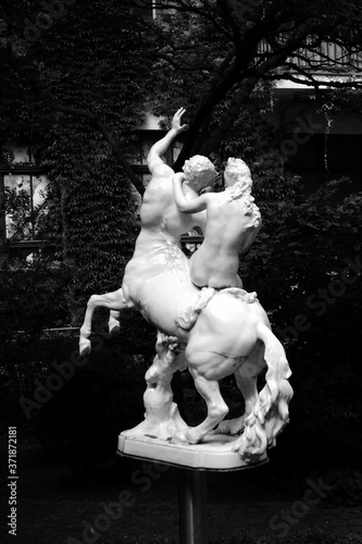 Kunstvolle Statue eines Zentaur oder Kentaur aus der griechischen Mythologie in den Hackeschen Höfen am Hackeschen Markt in der Hauptstadt Berlin, fotografiert in klassischem Schwarzweiß photo