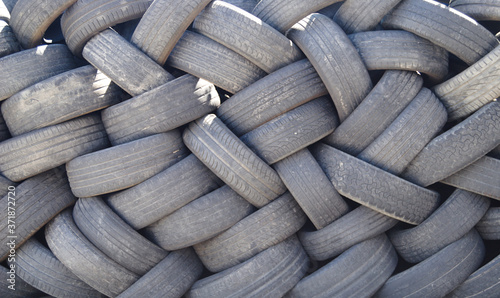 Textura de pneus velhos empilhados uns nos outros, poluição do meio ambiente photo