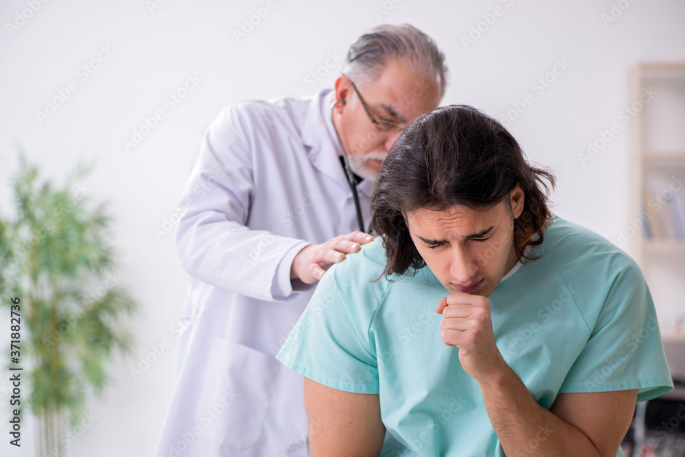 Obraz premium Young male patient visiting experienced doctor