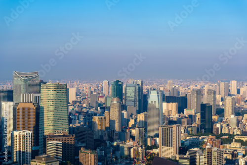 東京都港区六本木の高層ビルの展望台から見た夕方の東京の都市景観
