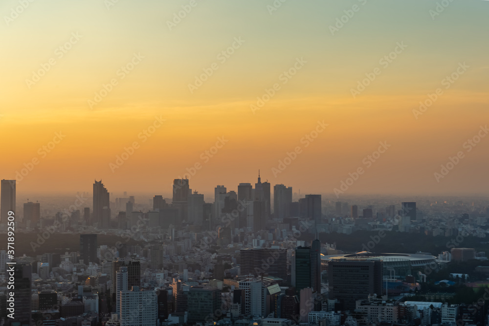 東京都港区六本木の高層ビルの展望台から見た夕方の東京の都市景観 東京都港区六本木の高層ビルの展望台から見た夕方の東京の都市景観