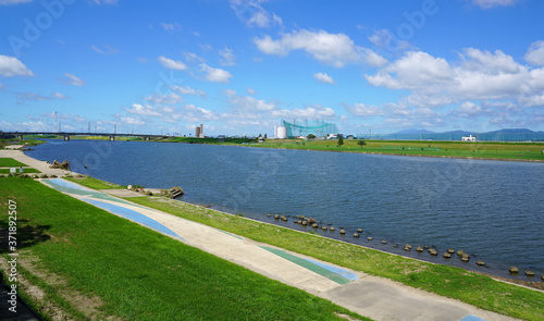 阿蘇山を水源として流れる筑後川、福岡県久留米市の筑後川の河川敷