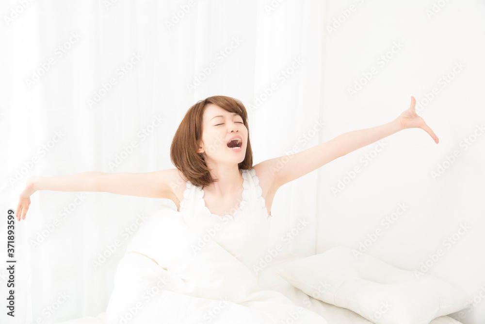 伸びをする女性