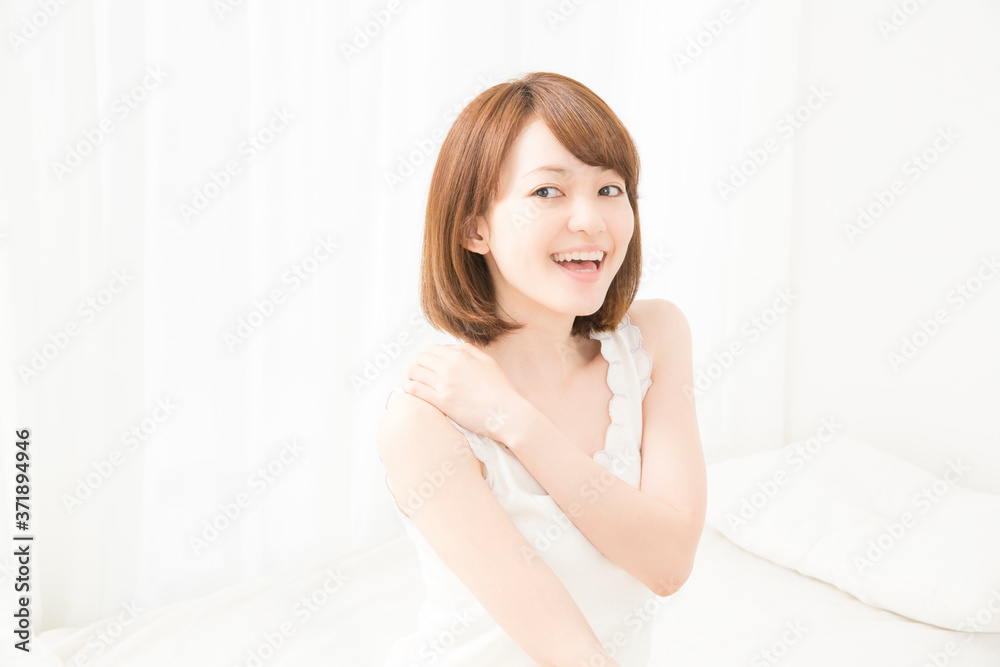 肩凝り解消した女性 肩凝り解消した女性