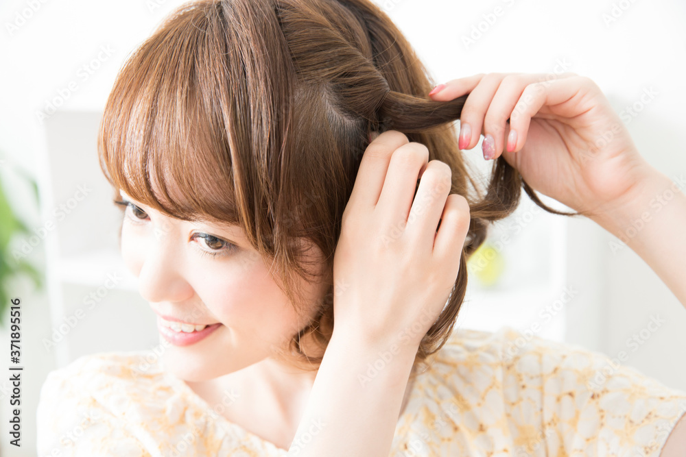 Fototapeta premium ヘアアレンジをする女性の手元