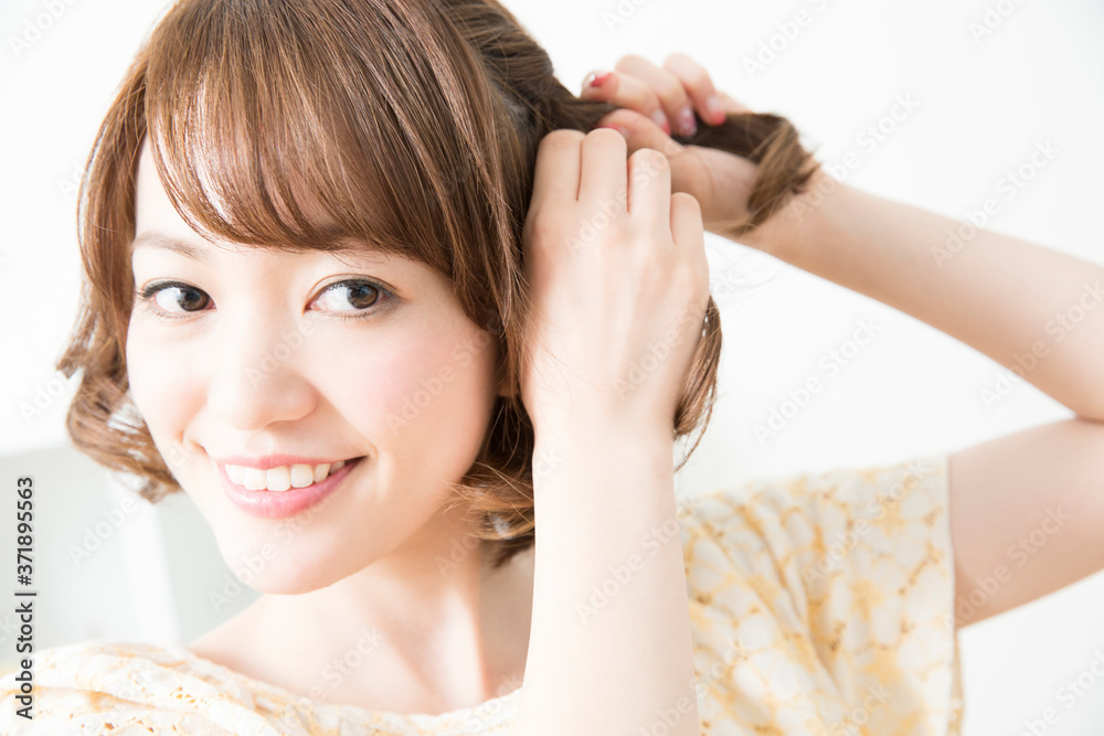 Fototapeta premium ヘアアレンジをする女性