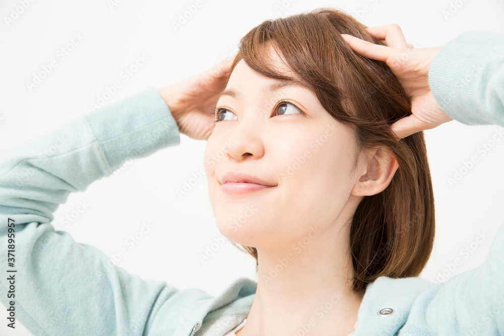 頭皮マッサージをする女性 頭皮マッサージをする女性
