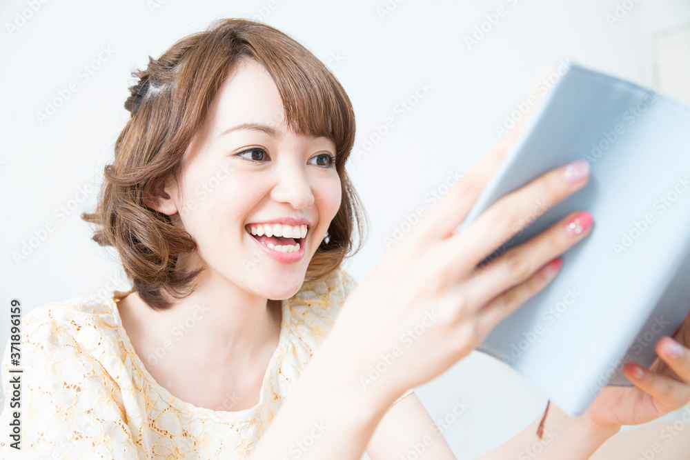 本を読む女性 本を読む女性