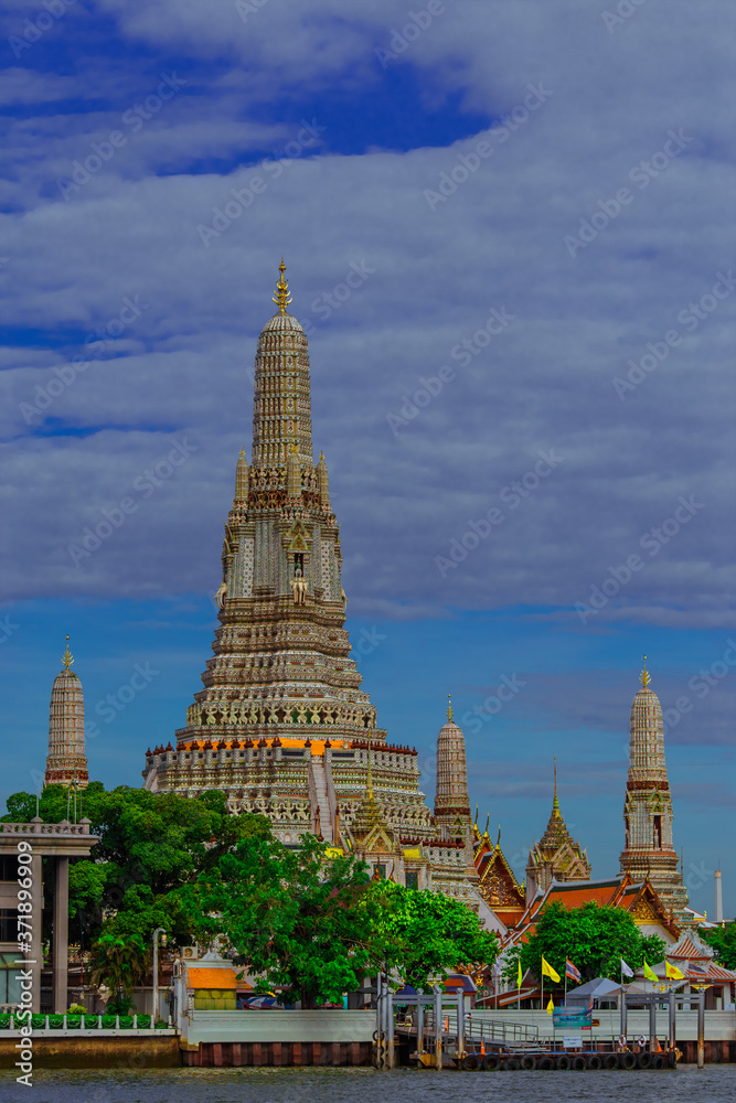 Fototapeta premium Wat Arun Ratchawararam Ratchawaramahawihan The Chao Phraya River, symbolizing the beauty of the world is one of the important landmarks. Beautifully decorated with art and architecture