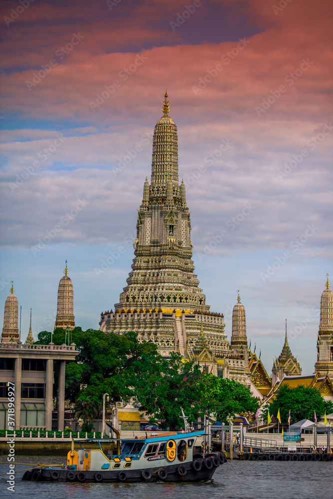 Obraz premium Wat Arun Ratchawararam Ratchawaramahawihan The Chao Phraya River, symbolizing the beauty of the world is one of the important landmarks. Beautifully decorated with art and architecture
