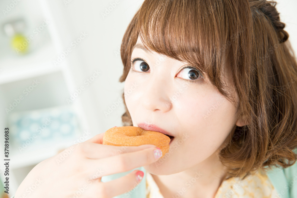 ドーナツを食べる女性