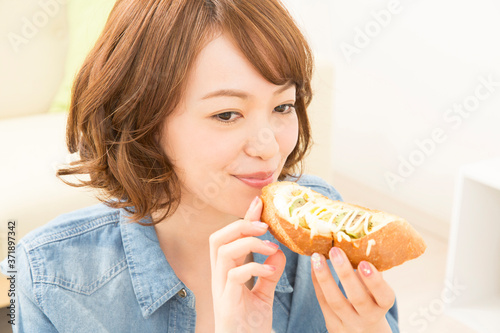 パンを食べる女性