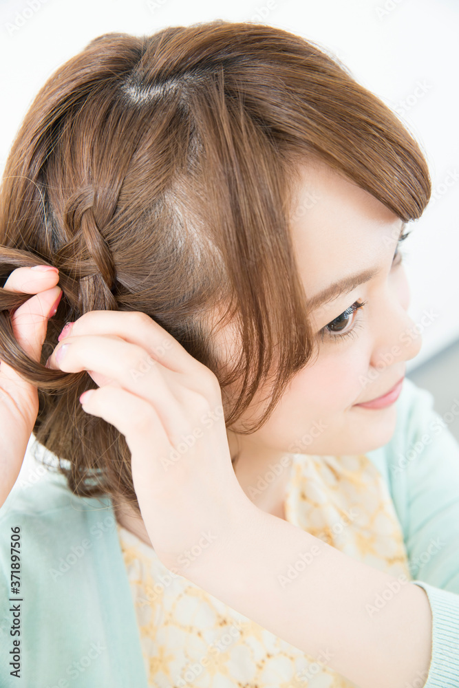 Fototapeta premium ヘアアレンジする女性