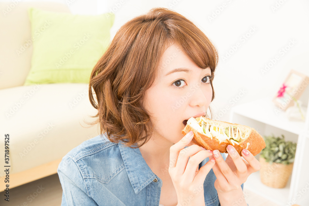パンを食べる女性 パンを食べる女性