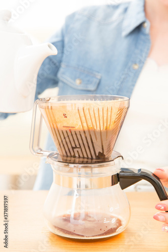 コーヒーを淹れる女性