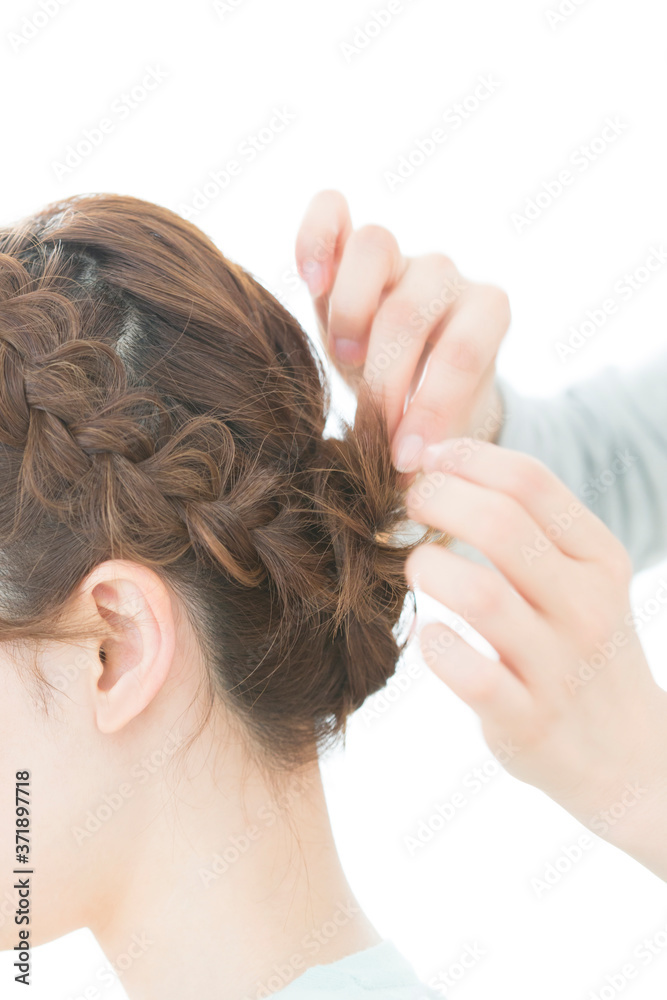 Naklejka premium ヘアアレンジする女性