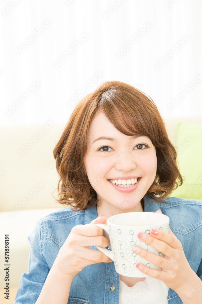 飲み物を飲む女性 飲み物を飲む女性