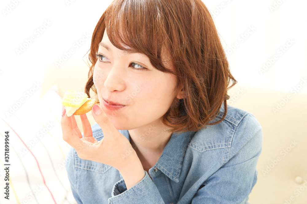 クラッカーを食べる女性 クラッカーを食べる女性
