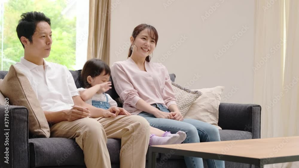 リビングで談笑する家族 リビングで談笑する家族