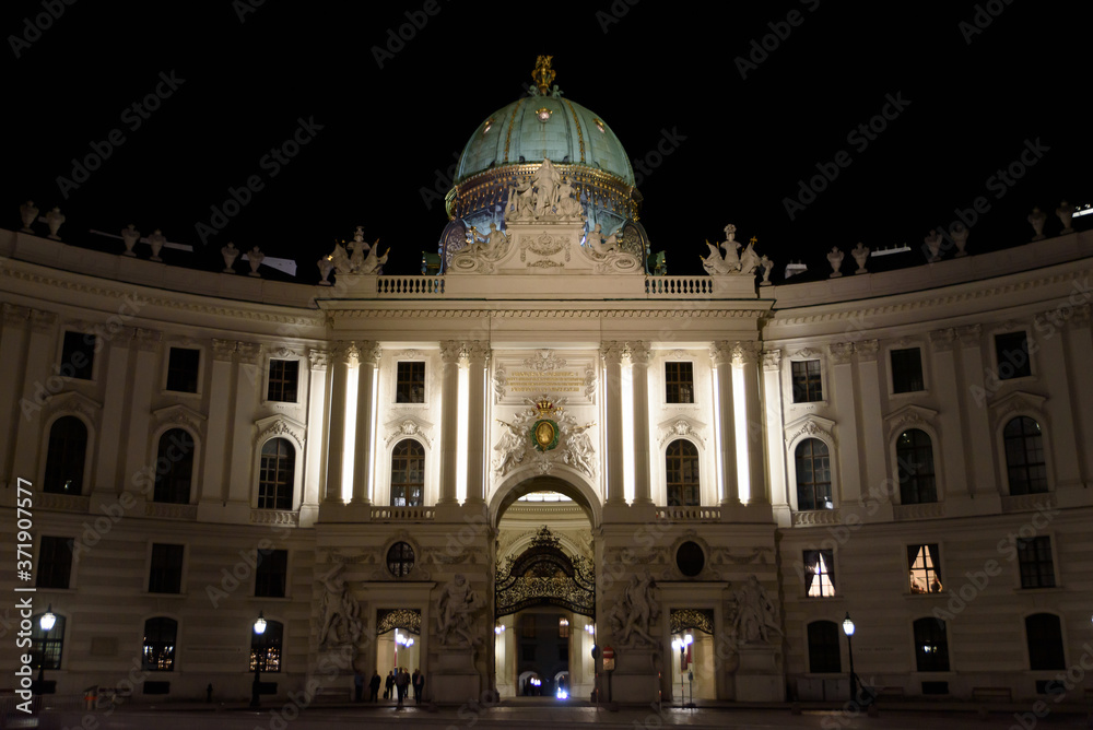 Obraz premium Night view of Hofburg, the imperial palace of Habsburg dynasty in Vienna, Austria