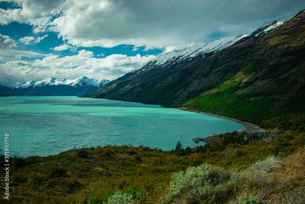 Naklejka premium LAGO CALAFATE