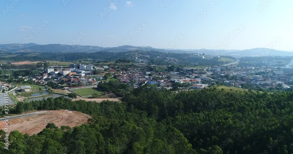 Beautiful movement ahead with Drone filming trees in the foreground and arriving in a small town in the countryside, calm, peace, tranquility, in 4K resolution Beautiful movement ahead with Drone filming trees in the foreground and arriving in a small town in the countryside, calm, peace, tranquility, in 4K resolution