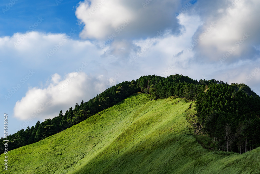 Obraz premium Japanese mountains on a clear summer day