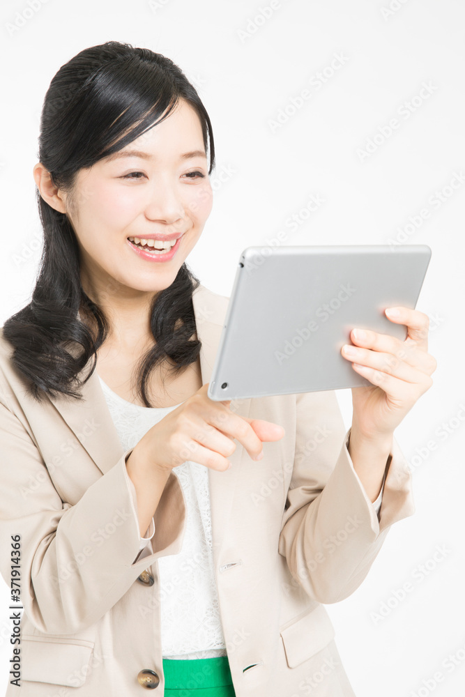 タブレットPCを操作するビジネスウーマン