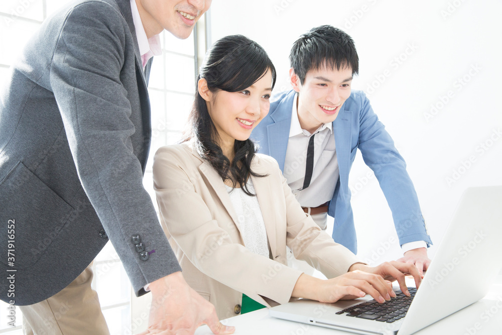 Fototapeta premium 打ち合わせするビジネスマンとＯＬ