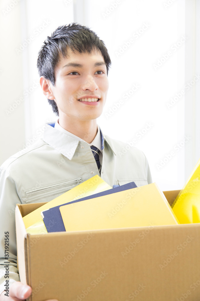 荷物を運ぶ男性作業員