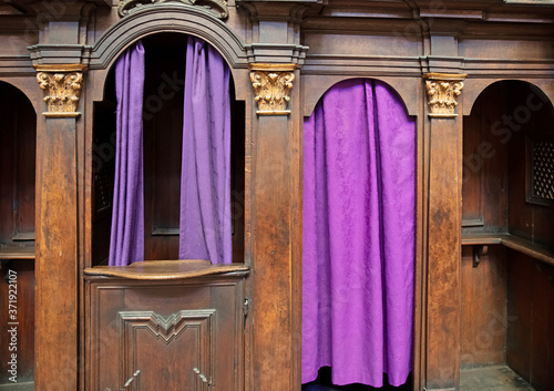 Bilde på lerret Old-fashioned wooden confessional in Catholic church