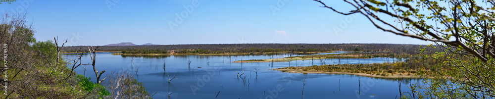 Landschaftliches Panorama in der Nähe vom  Mopani-Rest Camp im Krüger-Nationalpark Südafrika