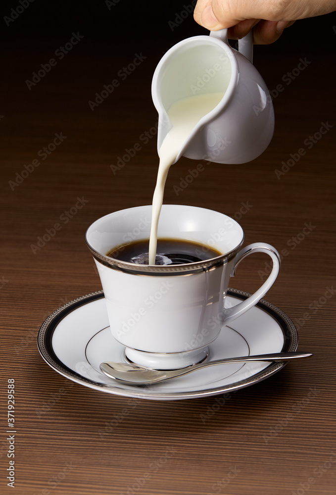 ホットコーヒー ブレンドコーヒー ミルクを注ぐ Stock Photo Adobe Stock