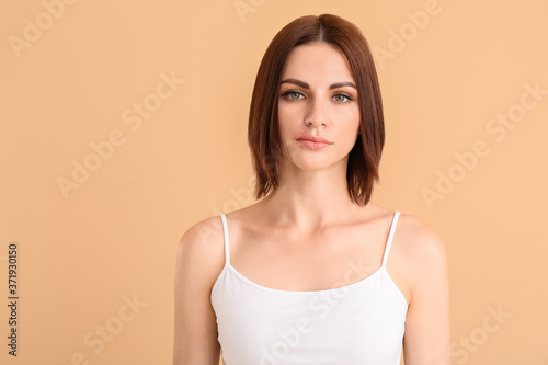 Young woman with cold sore on color background