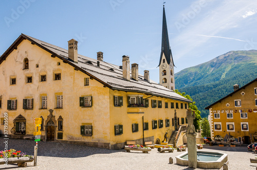 Zuoz, Dorf, Engadiner Häuser, San Luzi, Kirche, Dorfplatz, Dorfbrunnen, Oberengadin, Alpen, Graubünden, Sommer, Schweiz photo