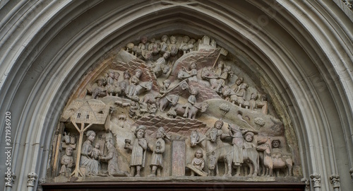 Haßfurt - Relief über Eingang zur Ritterkapelle vom Oberen Tor aus gesehen III